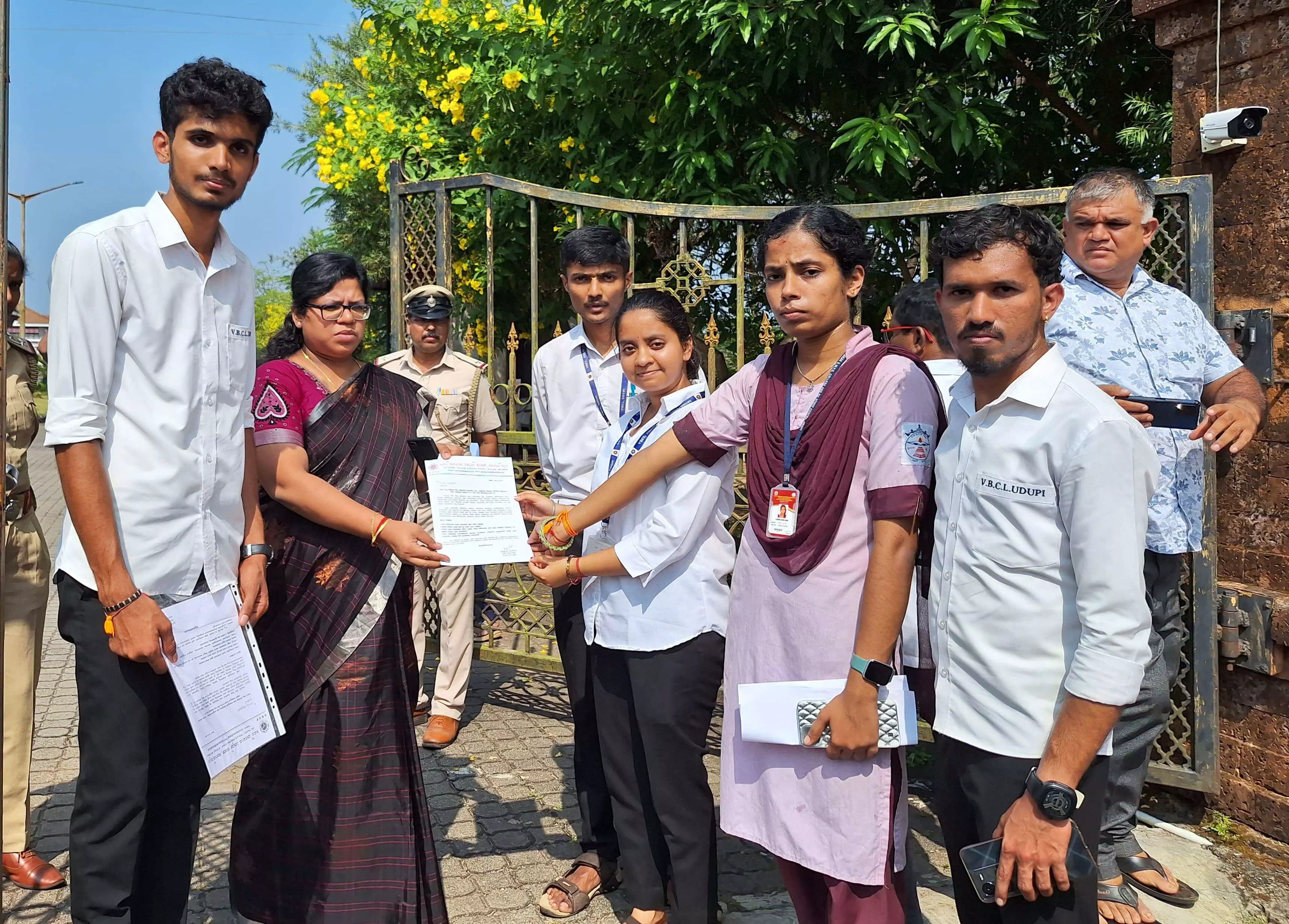 ಅತಿಥಿ ಉಪನ್ಯಾಸಕರ ಸಮಸ್ಯೆ ಪರಿಹರಿಸುವಂತೆ ಆಗ್ರಹಿಸಿ ಧರಣಿ ಅತಿಥಿ ಉಪನ್ಯಾಸಕರ ಸಮಸ್ಯೆ ಪರಿಹರಿಸುವಂತೆ ಆಗ್ರಹಿಸಿ ಧರಣಿ