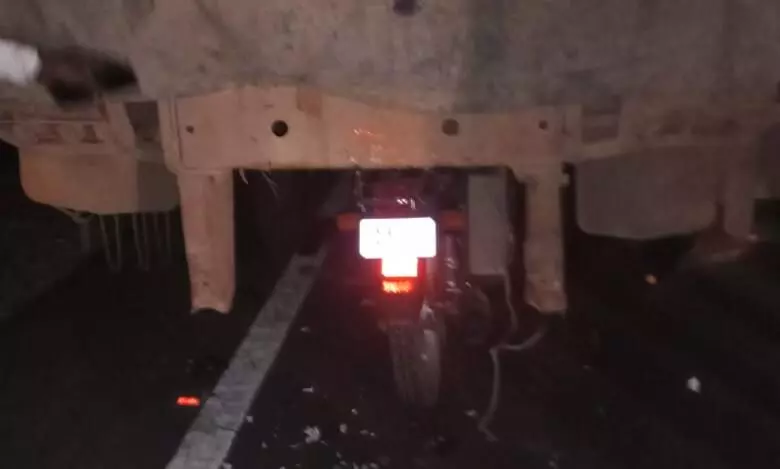 ಕಲಬುರಗಿ| ನಿಂತ ಲಾರಿಗೆ ಬೈಕ್ ಢಿಕ್ಕಿ: ಸ್ಥಳದಲ್ಲೇ ಬೈಕ್ ಸವಾರ ಸಾವು ಕಲಬುರಗಿ| ನಿಂತ ಲಾರಿಗೆ ಬೈಕ್ ಢಿಕ್ಕಿ: ಸ್ಥಳದಲ್ಲೇ ಬೈಕ್ ಸವಾರ ಸಾವು