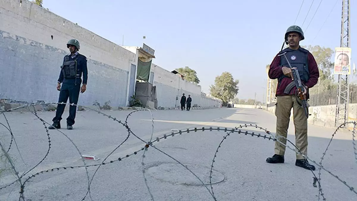 ಪಾಕಿಸ್ತಾನ: ಭಯೋತ್ಪಾದಕರ ದಾಳಿ; ಮೂರು ಪೊಲೀಸ್ ಅಧಿಕಾರಿಗಳ ಮೃತ್ಯು ಪಾಕಿಸ್ತಾನ: ಭಯೋತ್ಪಾದಕರ ದಾಳಿ; ಮೂರು ಪೊಲೀಸ್ ಅಧಿಕಾರಿಗಳ ಮೃತ್ಯು