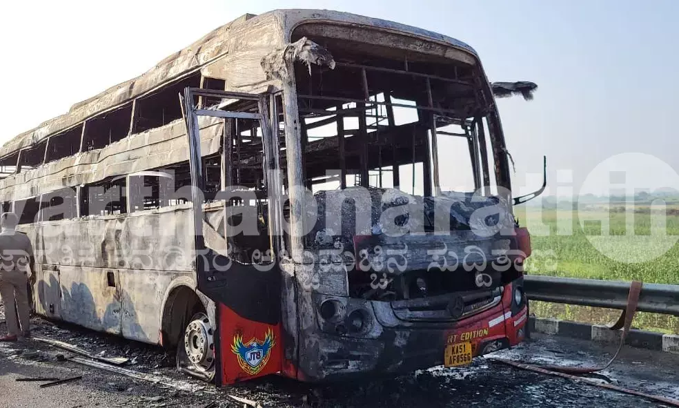 ವಿಜಯಪುರ | ಟಯರ್ ಸ್ಫೋಟಗೊಂಡು ಬೆಂಕಿಗಾಹುತಿಯಾದ ಖಾಸಗಿ ಬಸ್: ಪ್ರಯಾಣಿಕರು ಪಾರು