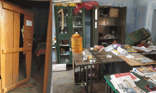 ಚಾಮರಾಜನಗರ: ಶಾಲಾ ಕೊಠಡಿಗೆ ಕರಡಿ ದಾಳಿ;  ಪೀಠೋಪಕರಣಗಳಿಗೆ ಹಾನಿ