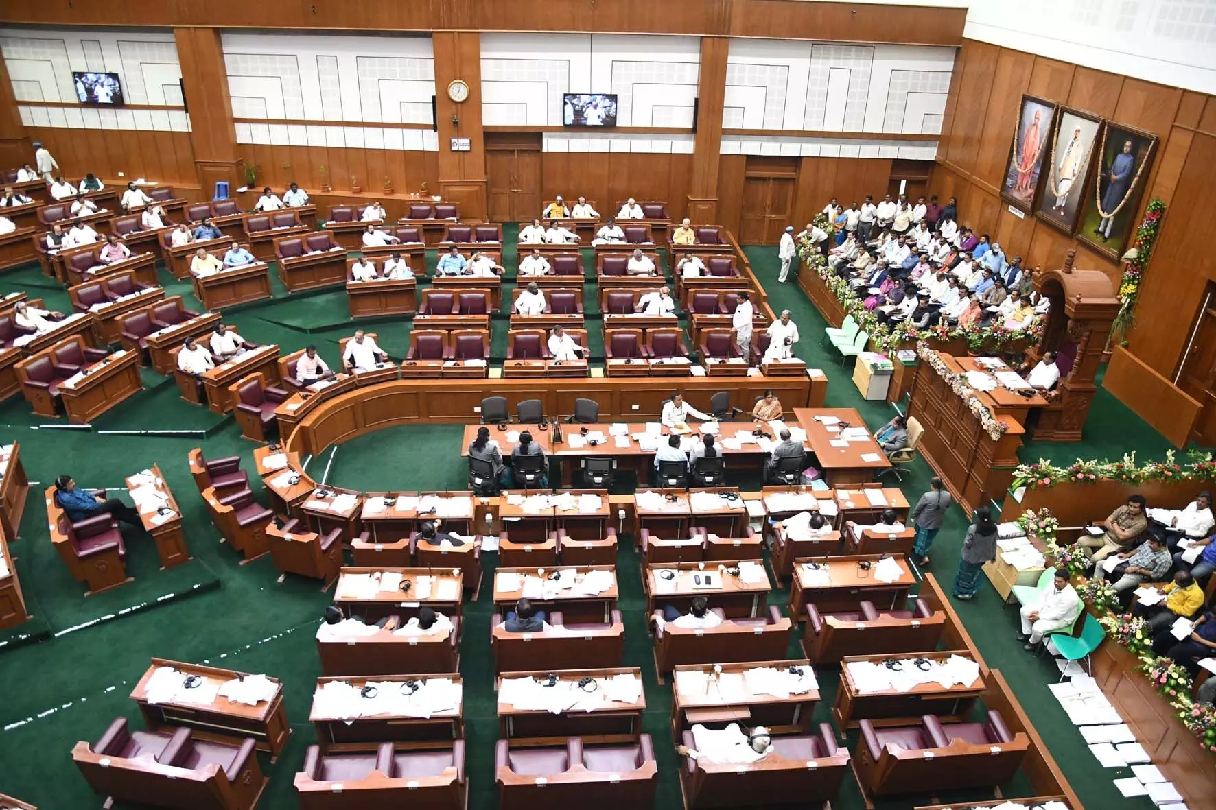 ಚಳಿಗಾಲದ ಅಧಿವೇಶನ ಅಂತ್ಯ: ಸರ್ಕಾರವನ್ನು ಇಕ್ಕಟ್ಟಿಗೆ ಸಿಲುಕಿಸಲು ವಿಪಕ್ಷಗಳು ವಿಫಲ ಚಳಿಗಾಲದ ಅಧಿವೇಶನ ಅಂತ್ಯ: ಸರ್ಕಾರವನ್ನು ಇಕ್ಕಟ್ಟಿಗೆ ಸಿಲುಕಿಸಲು ವಿಪಕ್ಷಗಳು ವಿಫಲ