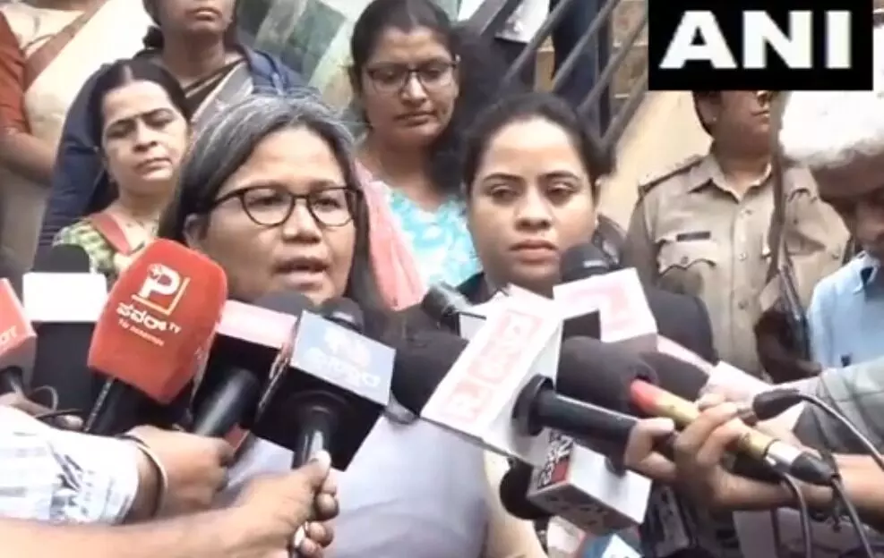 ಬೆಳಗಾವಿ: ವಿವಸ್ತ್ರ  ಪ್ರಕರಣದ ಸಂತ್ರಸ್ತೆಯನ್ನು ಭೇಟಿಯಾದ ರಾಷ್ಟ್ರೀಯ ಮಹಿಳಾ ಆಯೋಗ