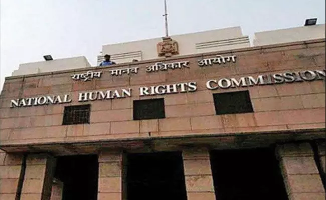 ಮಹಿಳೆಯನ್ನು ವಿವಸ್ತ್ರಗೊಳಿಸಿ ಹಲ್ಲೆ: ರಾಜ್ಯ ಸರ್ಕಾರ, ಪೊಲೀಸ್ ಮುಖ್ಯಸ್ಥರಿಗೆ ರಾಷ್ಟ್ರೀಯ ಮಾನವ ಹಕ್ಕುಗಳ ಆಯೋಗ ನೋಟಿಸ್ ಮಹಿಳೆಯನ್ನು ವಿವಸ್ತ್ರಗೊಳಿಸಿ ಹಲ್ಲೆ: ರಾಜ್ಯ ಸರ್ಕಾರ, ಪೊಲೀಸ್ ಮುಖ್ಯಸ್ಥರಿಗೆ ರಾಷ್ಟ್ರೀಯ ಮಾನವ ಹಕ್ಕುಗಳ ಆಯೋಗ ನೋಟಿಸ್