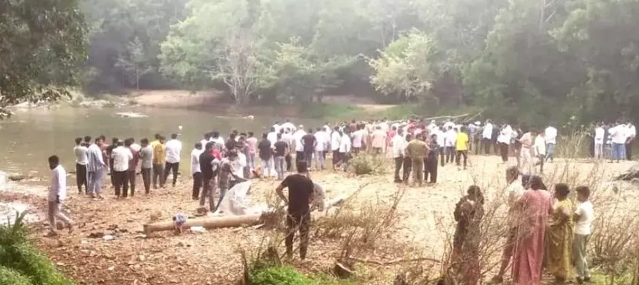 ಶಿರಸಿ: ನದಿಯಲ್ಲಿ ಮುಳುಗಿ ಒಂದೇ ಕುಟುಂಬದ ಐವರು ನಾಪತ್ತೆ ಶಿರಸಿ: ನದಿಯಲ್ಲಿ ಮುಳುಗಿ ಒಂದೇ ಕುಟುಂಬದ ಐವರು ನಾಪತ್ತೆ