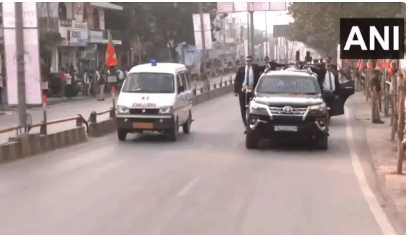 ರೋಡ್ ಶೋ ಮಧ್ಯೆ ನಾಲ್ಕನೇ ಬಾರಿ ಆಂಬ್ಯುಲೆನ್ಸ್ ಗೆ ದಾರಿ ಬಿಟ್ಟು ಕೊಟ್ಟ ಪ್ರಧಾನಿ ಮೋದಿ ರೋಡ್ ಶೋ ಮಧ್ಯೆ ನಾಲ್ಕನೇ ಬಾರಿ ಆಂಬ್ಯುಲೆನ್ಸ್ ಗೆ ದಾರಿ ಬಿಟ್ಟು ಕೊಟ್ಟ ಪ್ರಧಾನಿ ಮೋದಿ