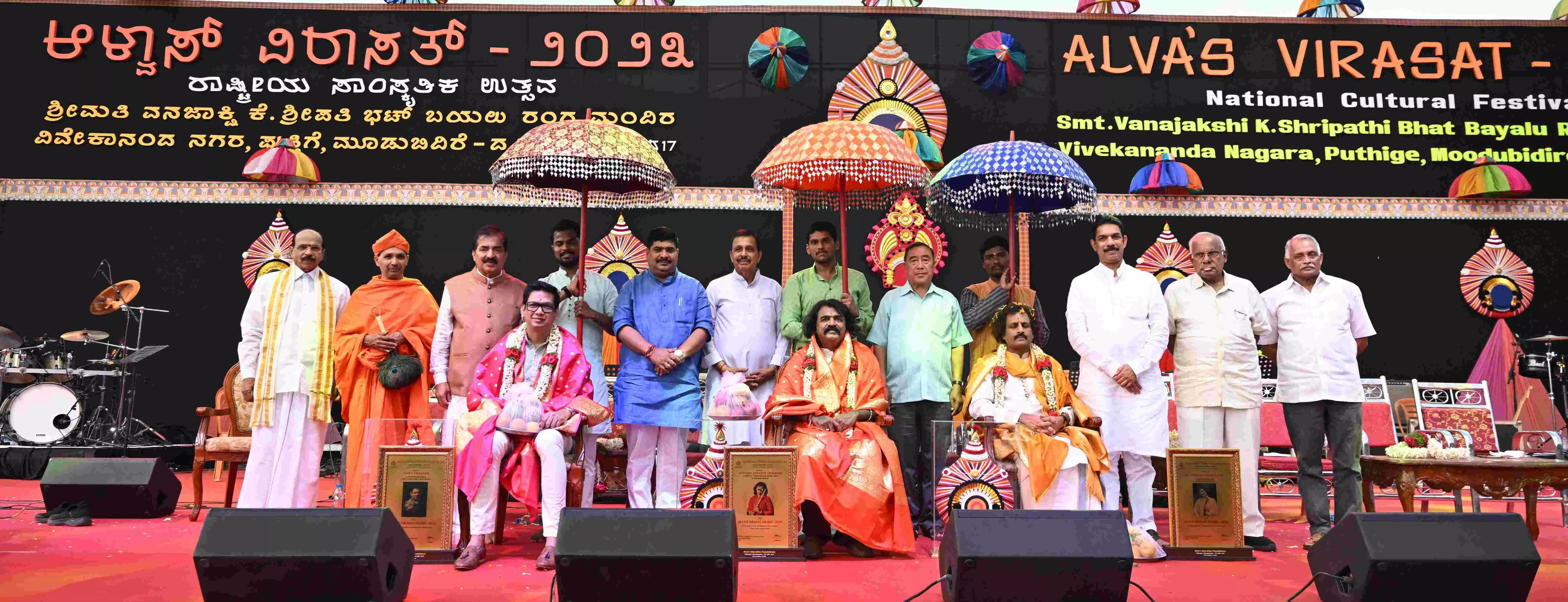 ದೇವೇಂದ್ರನೇ ನಾಚುವ ಆಳ್ವಾಸ್ ವಿರಾಸತ್: ಡಾ.ಮೈಸೂರು ಮಂಜುನಾಥ್ ಬಣ್ಣನೆ ದೇವೇಂದ್ರನೇ ನಾಚುವ ಆಳ್ವಾಸ್ ವಿರಾಸತ್: ಡಾ.ಮೈಸೂರು ಮಂಜುನಾಥ್ ಬಣ್ಣನೆ