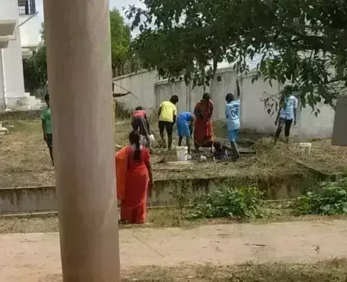 ಕೋಲಾರ| ವಸತಿ ಶಾಲೆ ವಿದ್ಯಾರ್ಥಿಗಳಿಂದ ಶೌಚ ಗುಂಡಿ ಸ್ವಚ್ಛತೆ: ಪ್ರಾಶುಪಾಲರು ಸೇರಿದಂತೆ ಇಬ್ಬರ ಬಂಧನ