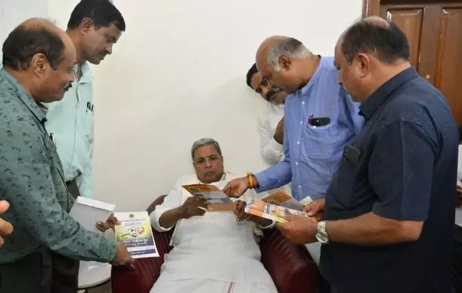 ಪತ್ರಕರ್ತರ ಸಮ್ಮೇಳನದ ಬ್ರೋಚರ್ ಬಿಡುಗಡೆ ಮಾಡಿದ ಸಿಎಂ ಸಿದ್ದರಾಮಯ್ಯ ಪತ್ರಕರ್ತರ ಸಮ್ಮೇಳನದ ಬ್ರೋಚರ್ ಬಿಡುಗಡೆ ಮಾಡಿದ ಸಿಎಂ ಸಿದ್ದರಾಮಯ್ಯ