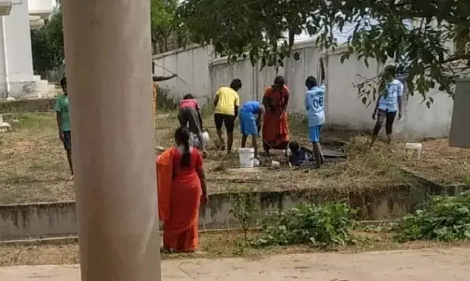 ವಿದ್ಯಾರ್ಥಿಗಳಿಂದ ಶೌಚ ಗುಂಡಿ ಸ್ವಚ್ಛತೆ: ಮಾಲೂರು ಮೊರಾರ್ಜಿ ವಸತಿ ಶಾಲೆಯ ಪ್ರಾಂಶುಪಾಲ, ವಾರ್ಡನ್ ಸಹಿತ ಮೂವರ ಅಮಾನತು