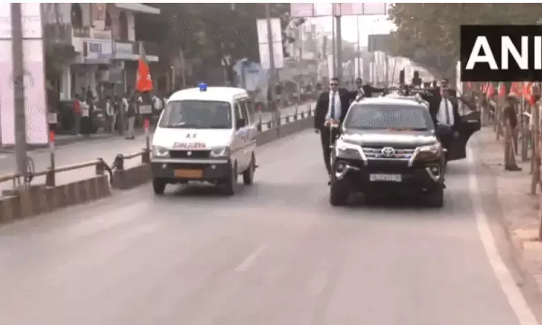 ರೋಡ್ ಶೋ ಮಧ್ಯೆ ನಾಲ್ಕನೇ ಬಾರಿ ಆಂಬ್ಯುಲೆನ್ಸ್ ಗೆ ದಾರಿ ಬಿಟ್ಟು ಕೊಟ್ಟ ಪ್ರಧಾನಿ ಮೋದಿ