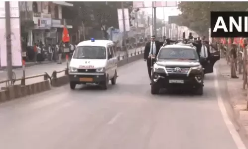 ರೋಡ್ ಶೋ ಮಧ್ಯೆ ನಾಲ್ಕನೇ ಬಾರಿ ಆಂಬ್ಯುಲೆನ್ಸ್ ಗೆ ದಾರಿ ಬಿಟ್ಟು ಕೊಟ್ಟ ಪ್ರಧಾನಿ ಮೋದಿ