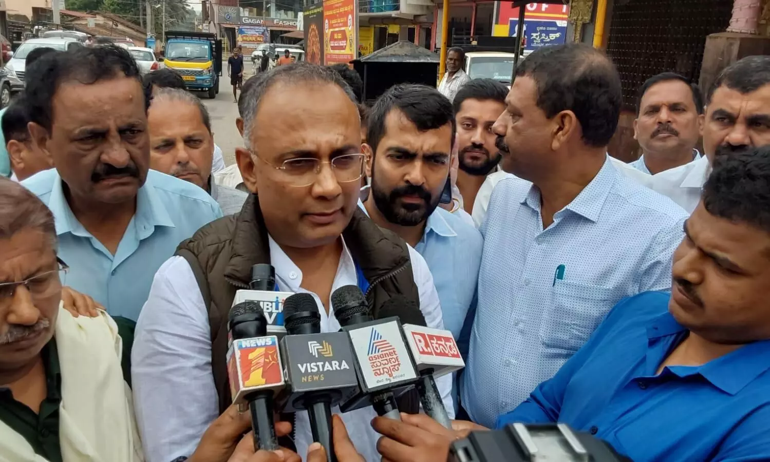 60 ವರ್ಷ ಮೇಲ್ಪಟ್ಟವರಿಗೆ ಮಾಸ್ಕ್ ಕಡ್ಡಾಯ; ಸಾರ್ವಜನಿಕ ಸ್ಥಳಗಳಲ್ಲಿ ನಿರ್ಬಂಧ ವಿಧಿಸಲ್ಲ: ಆರೋಗ್ಯ ಸಚಿವ ದಿನೇಶ್ ಗುಂಡೂರಾವ್ 60 ವರ್ಷ ಮೇಲ್ಪಟ್ಟವರಿಗೆ ಮಾಸ್ಕ್ ಕಡ್ಡಾಯ; ಸಾರ್ವಜನಿಕ ಸ್ಥಳಗಳಲ್ಲಿ ನಿರ್ಬಂಧ ವಿಧಿಸಲ್ಲ: ಆರೋಗ್ಯ ಸಚಿವ ದಿನೇಶ್ ಗುಂಡೂರಾವ್