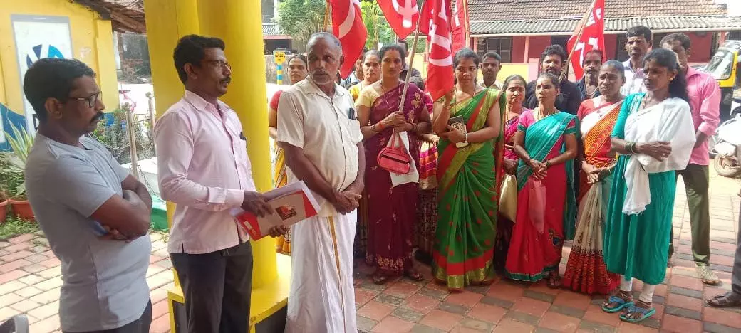 ಕಟ್ಟಡ ಕಾರ್ಮಿಕರ ವೈದ್ಯಕೀಯ ವೆಚ್ಚ ಹೆಚ್ಚಿಸುವಂತೆ ಆಗ್ರಹಿಸಿ ಧರಣಿ ಕಟ್ಟಡ ಕಾರ್ಮಿಕರ ವೈದ್ಯಕೀಯ ವೆಚ್ಚ ಹೆಚ್ಚಿಸುವಂತೆ ಆಗ್ರಹಿಸಿ ಧರಣಿ