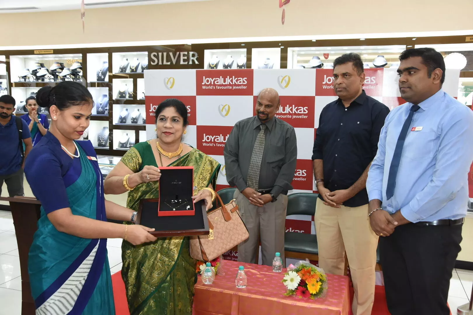 ಜೋಯಾಲುಕ್ಕಾಸ್ ‘ಸೀಸನ್ ಆಫ್ ಗಿವಿಂಗ್’ ಅಭಿಯಾನ ಜೋಯಾಲುಕ್ಕಾಸ್ ‘ಸೀಸನ್ ಆಫ್ ಗಿವಿಂಗ್’ ಅಭಿಯಾನ