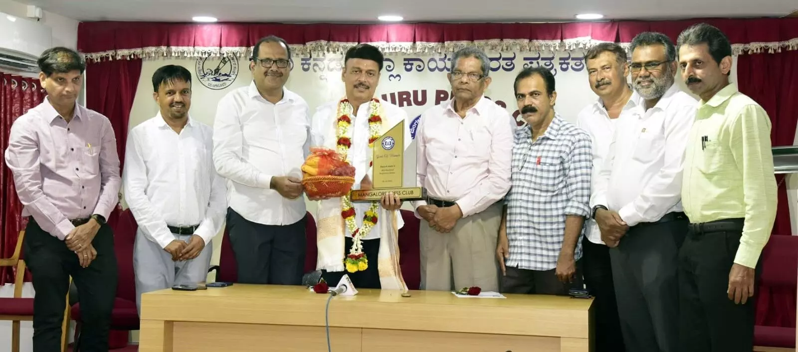 ಶಾಸಕ ರಾಜೇಶ್ ನಾಯ್ಕ್ ರಿಗೆ ಪ್ರೆಸ್ ಕ್ಲಬ್ ಗೌರವ ಅತಿಥಿ ಪುರಸ್ಕಾರ ಶಾಸಕ ರಾಜೇಶ್ ನಾಯ್ಕ್ ರಿಗೆ ಪ್ರೆಸ್ ಕ್ಲಬ್ ಗೌರವ ಅತಿಥಿ ಪುರಸ್ಕಾರ