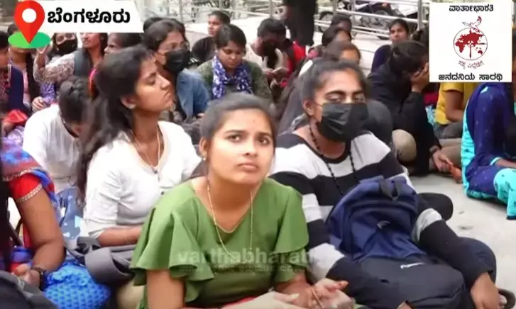 ಬೆಂಗಳೂರು: ಮೂಲ ಸೌಕರ್ಯಗಳಿಗೆ ಆಗ್ರಹಿಸಿ ಮಹಾರಾಣಿ ಕಾಲೇಜಿನಲ್ಲಿ ವಿದ್ಯಾರ್ಥಿಗಳ  ಧರಣಿ