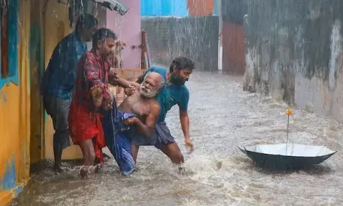 ತಮಿಳುನಾಡಿನ ಹಲವೆಡೆ ಭಾರೀ ಮಳೆ; ದಿಢೀರ್‌ ಪ್ರವಾಹ, 4 ಜಿಲ್ಲೆಗಳಲ್ಲಿ ಶಾಲಾ-ಕಾಲೇಜುಗಳಿಗೆ ರಜೆ ಘೋಷಣೆ