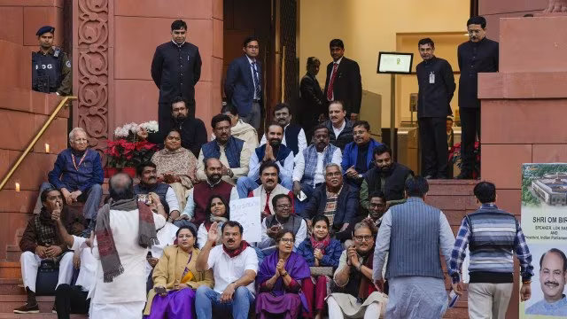 ಸಂಸತ್ ನಲ್ಲಿ ಭಾರೀ ಭದ್ರತಾ ವೈಫಲ್ಯದ ಚರ್ಚೆಗೆ ಪಟ್ಟು : ಉಭಯ ಸದನಗಳಿಂದ ದಾಖಲೆಯ 92 ಪ್ರತಿಪಕ್ಷ ಸಂಸದರ ಅಮಾನತು