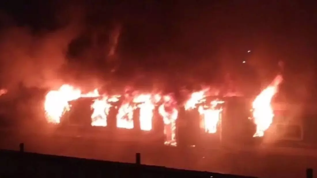 ಎಕ್ಸ್ ಪ್ರೆಸ್ ರೈಲಿಗೆ ಬೆಂಕಿ ಹಚ್ಚಿದ ದುಷ್ಕರ್ಮಿಗಳು : ನಾಲ್ವರು ಮೃತ್ಯು ಎಕ್ಸ್ ಪ್ರೆಸ್ ರೈಲಿಗೆ ಬೆಂಕಿ ಹಚ್ಚಿದ ದುಷ್ಕರ್ಮಿಗಳು : ನಾಲ್ವರು ಮೃತ್ಯು