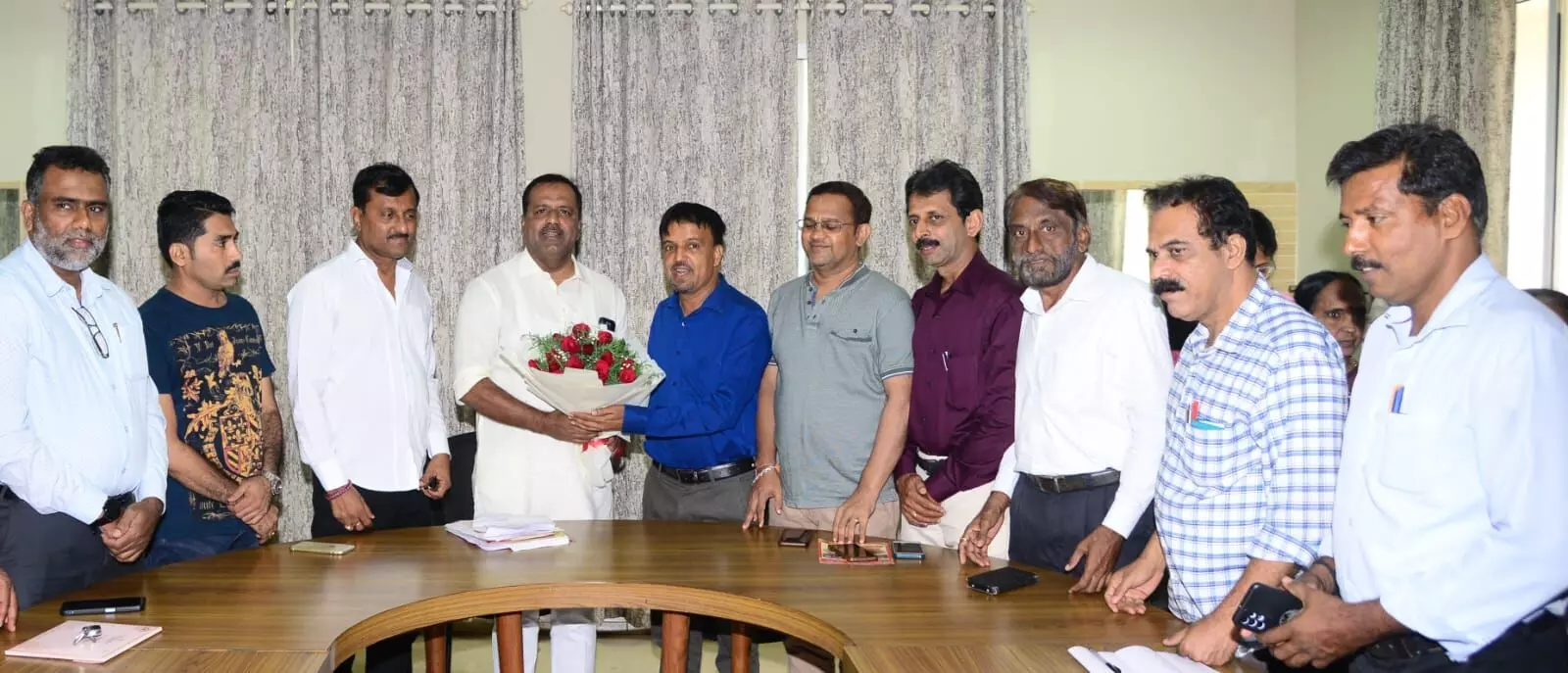 ಪತ್ರಕರ್ತರ ಕ್ರಿಕೆಟ್ ಪಂದ್ಯಾಟ ಮಾದರಿಯಾಗಲಿ : ಯು.ಟಿ.ಖಾದರ್ ಪತ್ರಕರ್ತರ ಕ್ರಿಕೆಟ್ ಪಂದ್ಯಾಟ ಮಾದರಿಯಾಗಲಿ : ಯು.ಟಿ.ಖಾದರ್