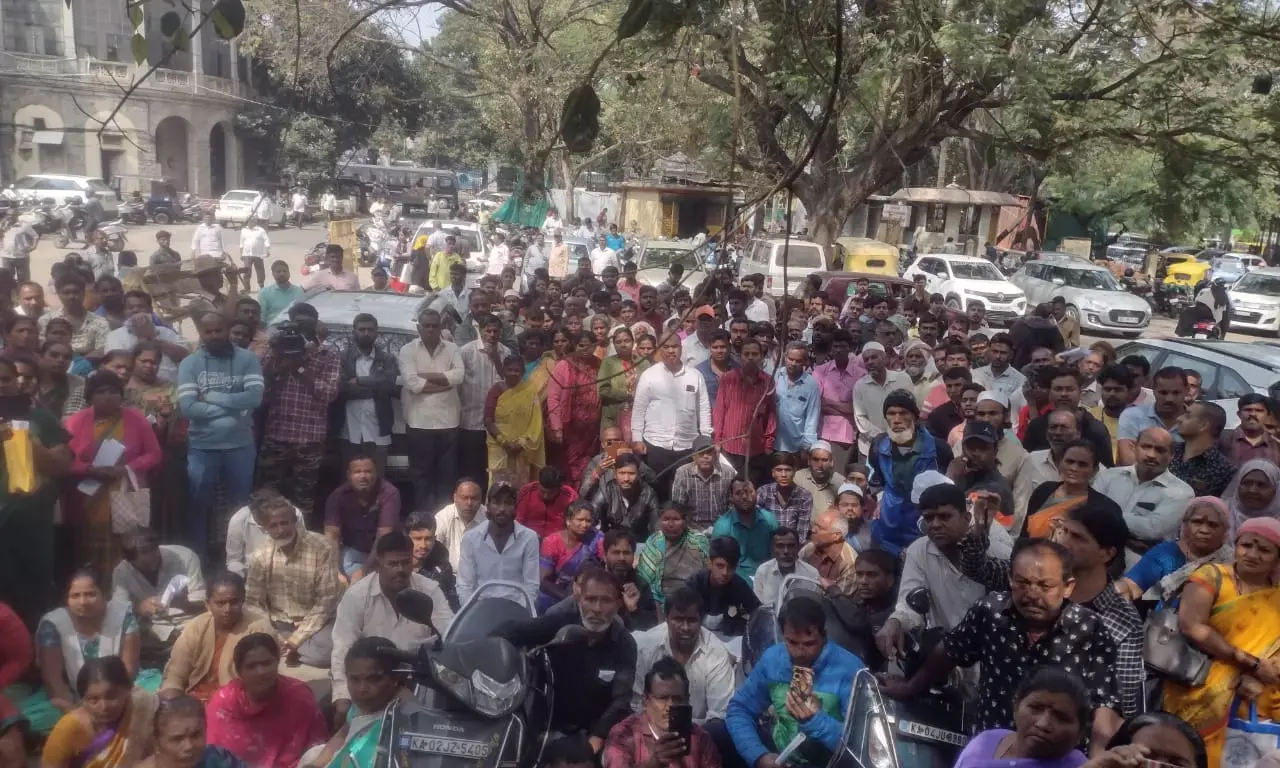 ಬೆಂಗಳೂರು| ಬೀದಿ ಬದಿ ವ್ಯಾಪಾರಿಗಳ ತೆರವು ಖಂಡಿಸಿ ಪ್ರತಿಭಟನೆ