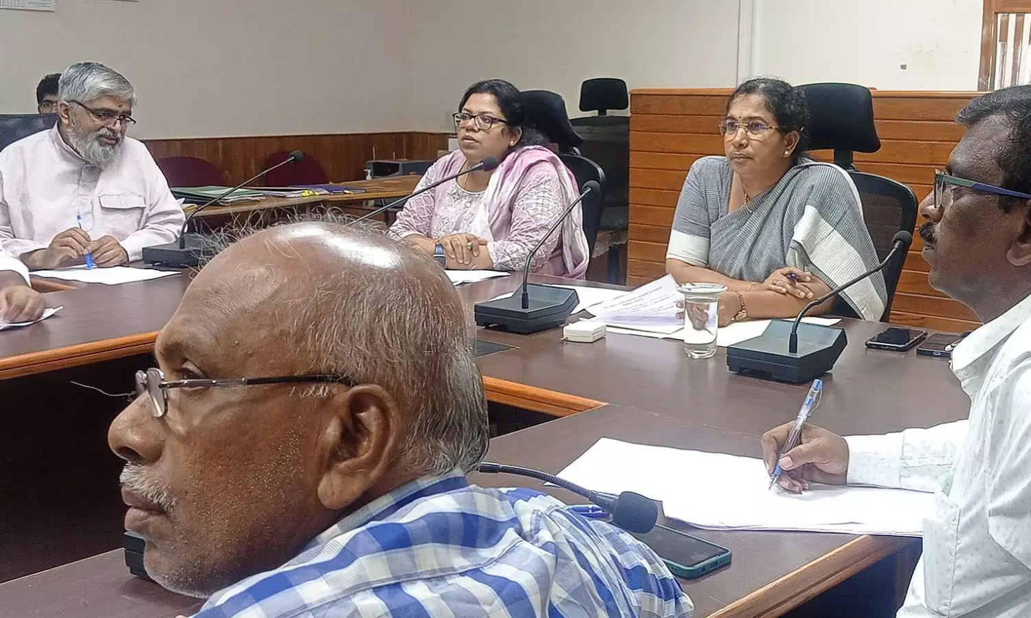 ಉಡುಪಿ: ಮತಕೇಂದ್ರಗಳಿಗೆ ವಿದ್ಯುನ್ಮಾನ ಮತ ಯಂತ್ರಗಳ ಹಂಚಿಕೆ