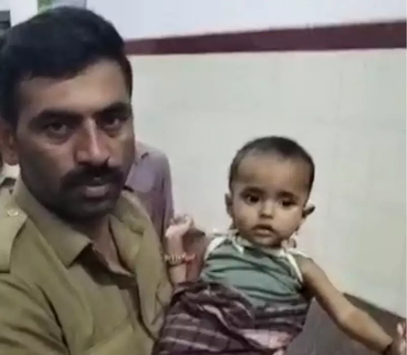 ಚಾಮರಾಜನಗರ: ತನ್ನ ಒಂದು ವರ್ಷದ ಮಗುವನ್ನು ಬಸ್ ನಿಲ್ದಾಣದಲ್ಲಿ ಬಿಟ್ಟು ಪರಾರಿಯಾದ ತಾಯಿ ಚಾಮರಾಜನಗರ: ತನ್ನ ಒಂದು ವರ್ಷದ ಮಗುವನ್ನು ಬಸ್ ನಿಲ್ದಾಣದಲ್ಲಿ ಬಿಟ್ಟು ಪರಾರಿಯಾದ ತಾಯಿ