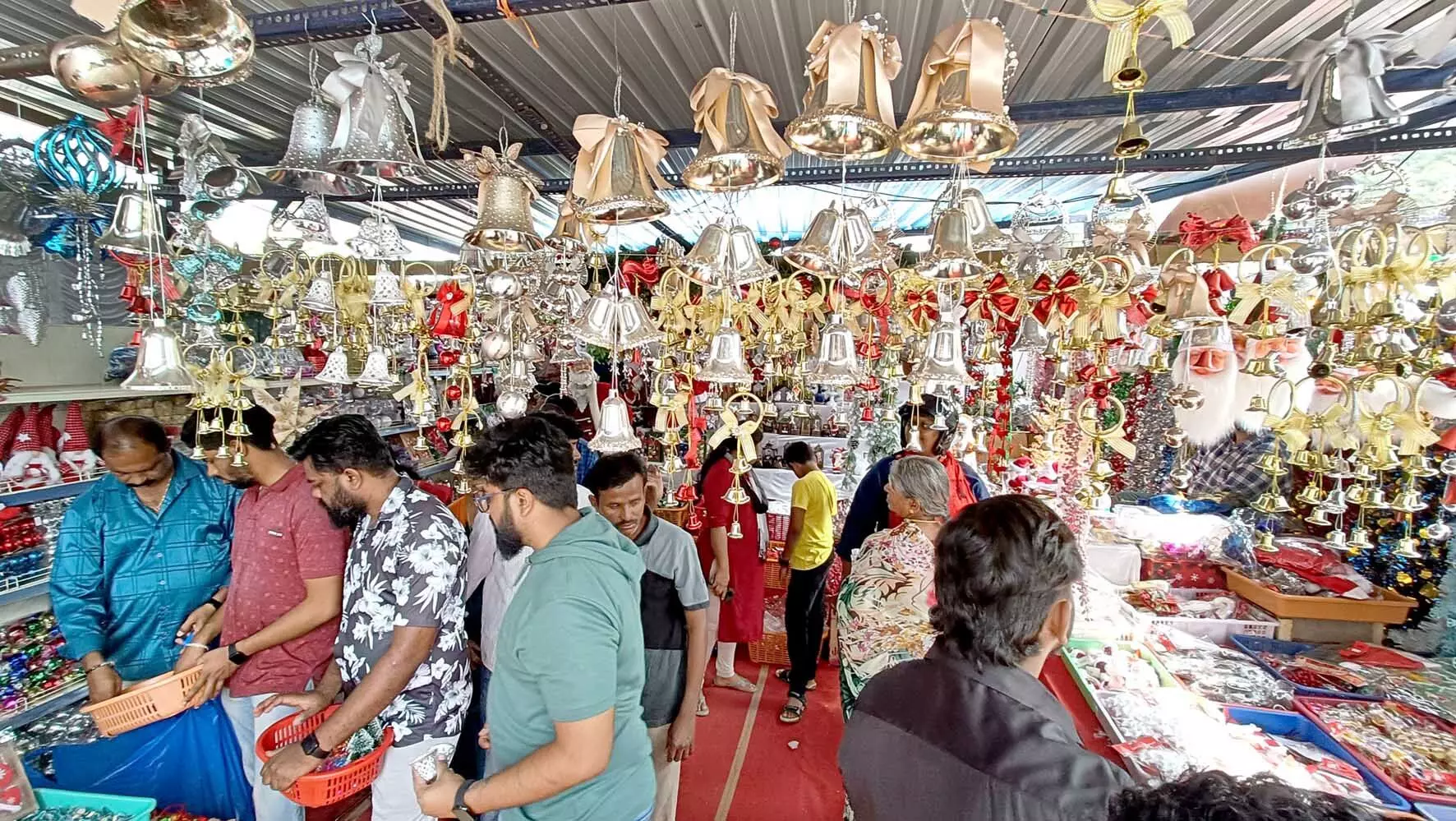 PHOTOS| ಬೆಂಗಳೂರಿನಲ್ಲಿ ಕ್ರಿಸ್‌ಮಸ್‌ ಹಬ್ಬಕ್ಕೆ ಖರೀದಿ ಭರಾಟೆ