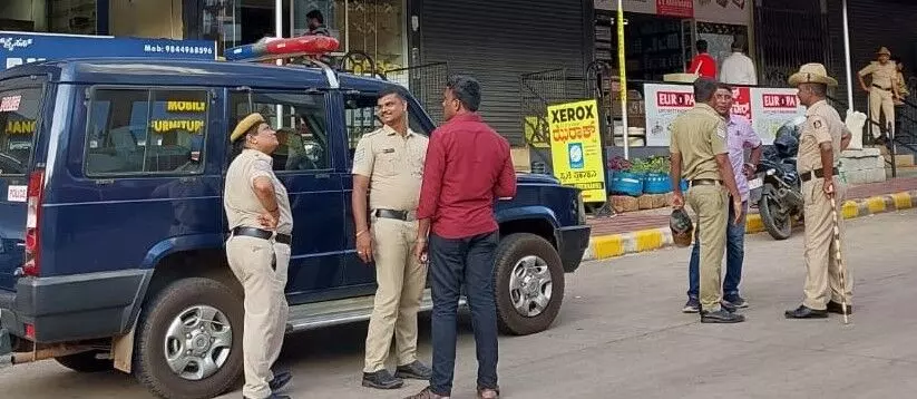 ಹೊಸ ವರ್ಷಾಚರಣೆ: ನಿಯಮ ಪಾಲಿಸಲು ಮಂಗಳೂರು ಪೊಲೀಸ್ ಕಮಿಷನರ್ ಸೂಚನೆ ಹೊಸ ವರ್ಷಾಚರಣೆ: ನಿಯಮ ಪಾಲಿಸಲು ಮಂಗಳೂರು ಪೊಲೀಸ್ ಕಮಿಷನರ್ ಸೂಚನೆ