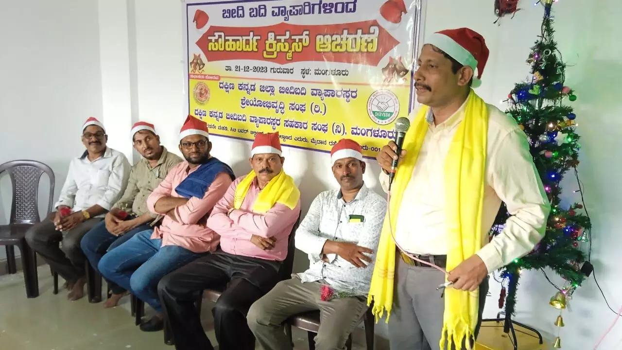 ಬೀದಿ ಬದಿ ವ್ಯಾಪಾರಿಗಳಿಂದ ಸೌಹಾರ್ದ ಕ್ರಿಸ್ಮಸ್ ಆಚರಣೆ ಬೀದಿ ಬದಿ ವ್ಯಾಪಾರಿಗಳಿಂದ ಸೌಹಾರ್ದ ಕ್ರಿಸ್ಮಸ್ ಆಚರಣೆ