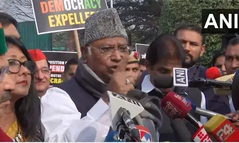 ಸಂಸದರ ಸಾಮೂಹಿಕ ಅಮಾನತು ವಿರೋಧಿಸಿ ವಿಪಕ್ಷ ಸಂಸದರಿಂದ ಪ್ರತಿಭಟನೆ