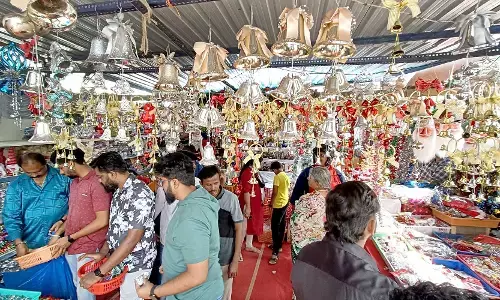 PHOTOS| ಬೆಂಗಳೂರಿನಲ್ಲಿ ಕ್ರಿಸ್‌ಮಸ್‌ ಹಬ್ಬಕ್ಕೆ ಖರೀದಿ ಭರಾಟೆ