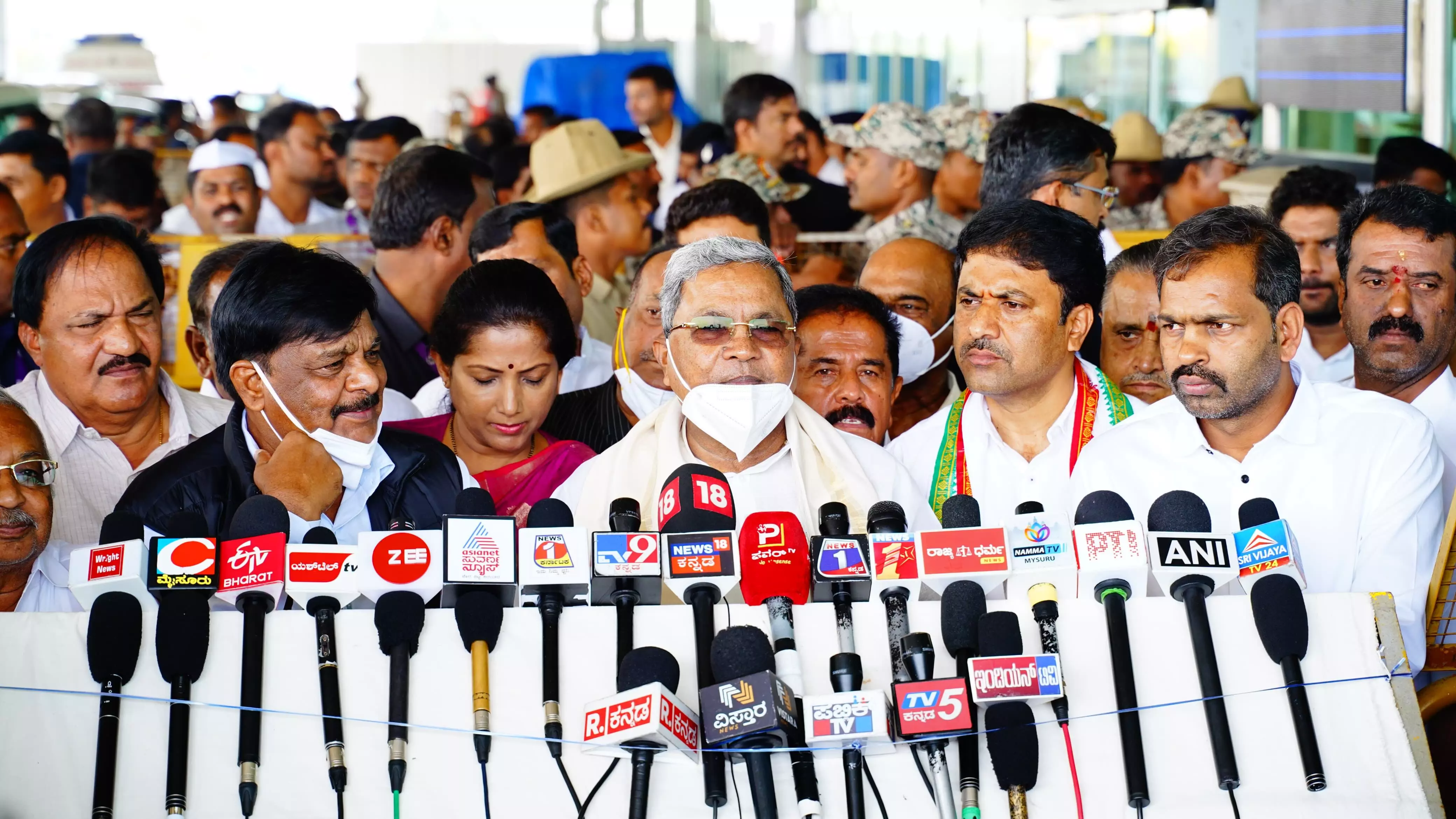 ಸಂಸದರ ಅಮಾನತು ಮಾಡುವ ಮೂಲಕ ಪ್ರಜಾಪ್ರಭುತ್ವದ ಕಗ್ಗೊಲೆ: ಸಿದ್ದರಾಮಯ್ಯ ವಾಗ್ದಾಳಿ ಸಂಸದರ ಅಮಾನತು ಮಾಡುವ ಮೂಲಕ ಪ್ರಜಾಪ್ರಭುತ್ವದ ಕಗ್ಗೊಲೆ: ಸಿದ್ದರಾಮಯ್ಯ ವಾಗ್ದಾಳಿ