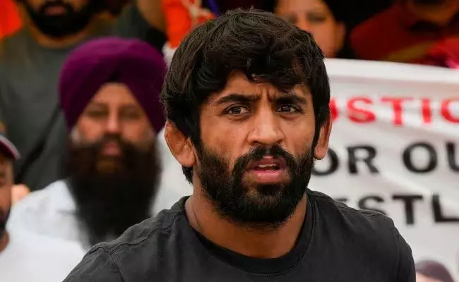 ಬ್ರಿಜ್ ಭೂಷಣ್ ಸಿಂಗ್ ಆಪ್ತನ ನೇಮಕ ವಿರೋಧಿಸಿ ಪದ್ಮಶ್ರೀ ಹಿಂದಿರುಗಿಸಿದ ಬಜರಂಗ್ ಪುನಿಯಾ ಬ್ರಿಜ್ ಭೂಷಣ್ ಸಿಂಗ್ ಆಪ್ತನ ನೇಮಕ ವಿರೋಧಿಸಿ ಪದ್ಮಶ್ರೀ ಹಿಂದಿರುಗಿಸಿದ ಬಜರಂಗ್ ಪುನಿಯಾ