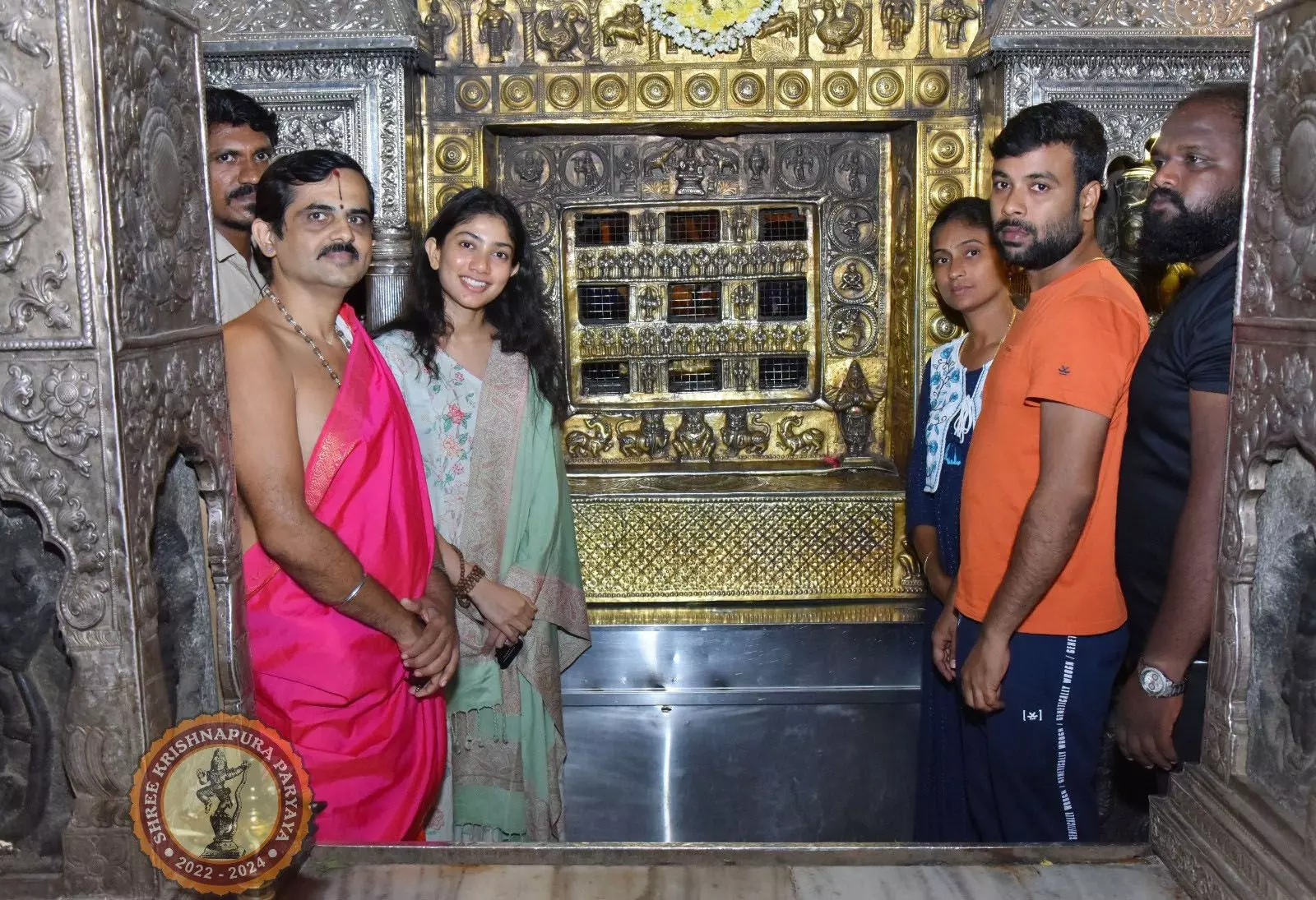 ಉಡುಪಿ ಕೃಷ್ಣಮಠಕ್ಕೆ ಚಿತ್ರನಟಿ ಸಾಯಿ ಪಲ್ಲವಿ ಭೇಟಿ ಉಡುಪಿ ಕೃಷ್ಣಮಠಕ್ಕೆ ಚಿತ್ರನಟಿ ಸಾಯಿ ಪಲ್ಲವಿ ಭೇಟಿ