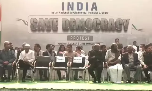 146 ವಿರೋಧ ಪಕ್ಷಗಳ ಸದಸ್ಯರ ಅಮಾನತು ವಿರೋಧಿಸಿ INDIA ಮೈತ್ರಿಕೂಟದ ಸಂಸದರ ಪ್ರತಿಭಟನೆ