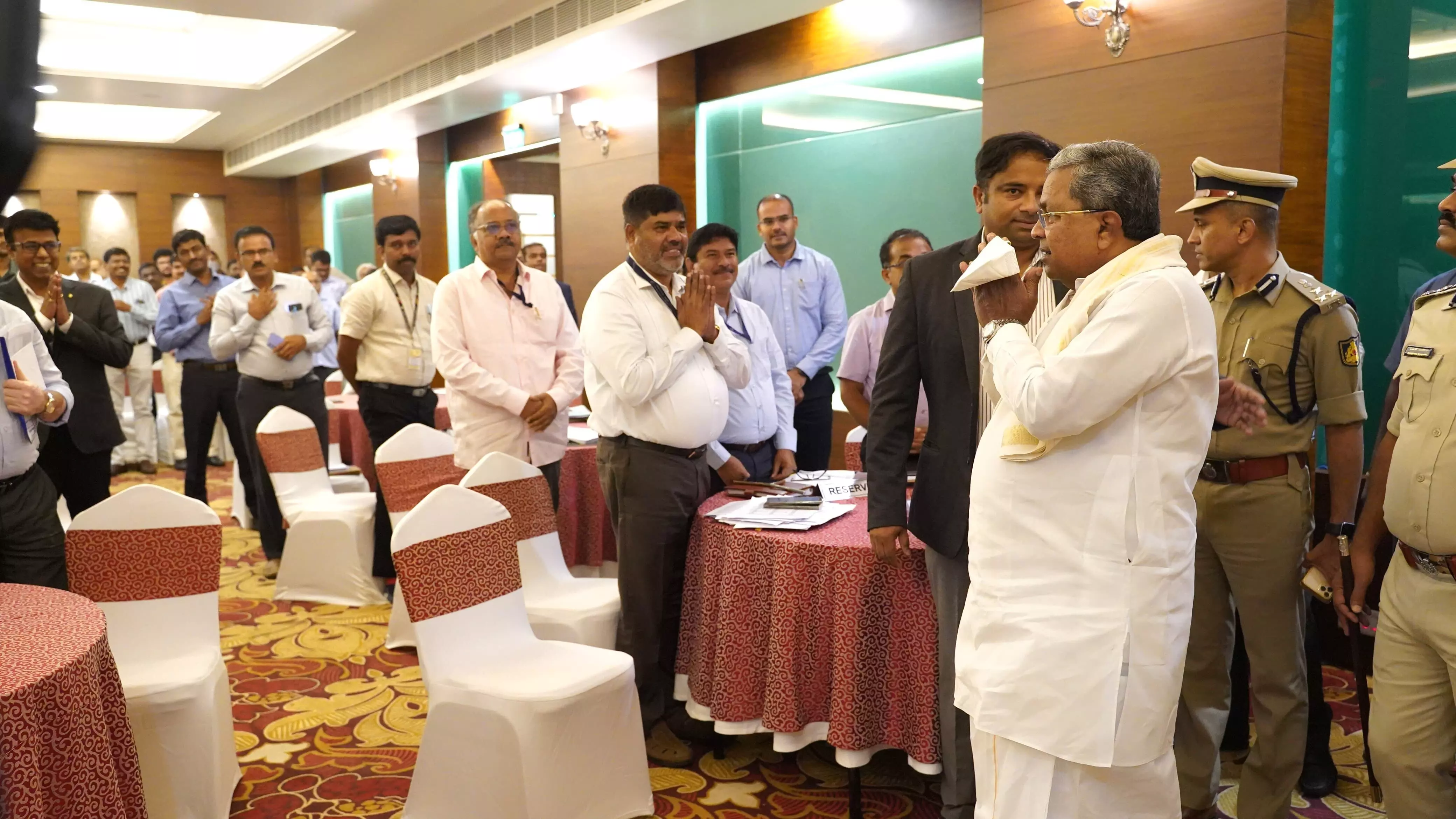 ಮೈಸೂರು| ಕೈಗಾರಿಕೆಗಳಲ್ಲಿ ಸ್ಥಳೀಯರಿಗೆ ಉದ್ಯೋಗ ನೀಡಿ: ಕೈಗಾರಿಕೋದ್ಯಮಿಗಳಿಗೆ ಮುಖ್ಯಮಂತ್ರಿ ಸಿದ್ದರಾಮಯ್ಯ ಸೂಚನೆ ಮೈಸೂರು| ಕೈಗಾರಿಕೆಗಳಲ್ಲಿ ಸ್ಥಳೀಯರಿಗೆ ಉದ್ಯೋಗ ನೀಡಿ: ಕೈಗಾರಿಕೋದ್ಯಮಿಗಳಿಗೆ ಮುಖ್ಯಮಂತ್ರಿ ಸಿದ್ದರಾಮಯ್ಯ ಸೂಚನೆ