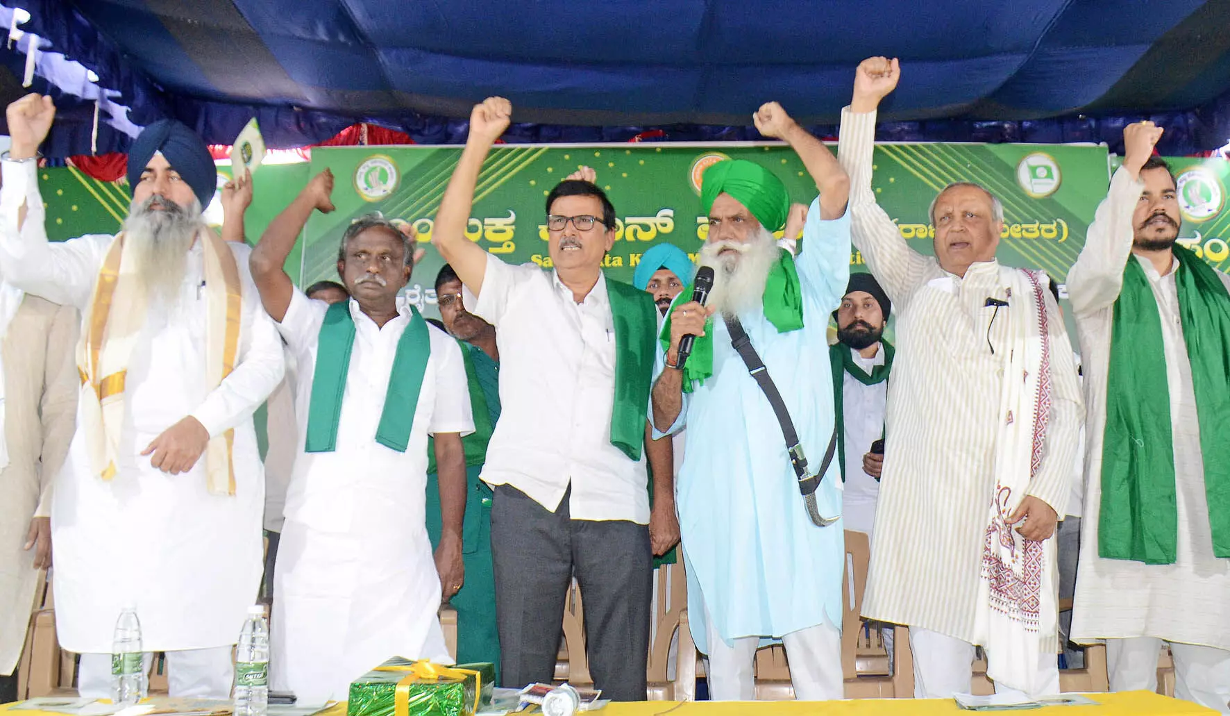 ಬೆಂಗಳೂರು: ಒಂದು ತಿಂಗಳಿನೊಳಗೆ ಸಾಲ ಮನ್ನಾ ಮಾಡುವಂತೆ ರೈತ ನಾಯಕರು ಪಟ್ಟು ಬೆಂಗಳೂರು: ಒಂದು ತಿಂಗಳಿನೊಳಗೆ ಸಾಲ ಮನ್ನಾ ಮಾಡುವಂತೆ ರೈತ ನಾಯಕರು ಪಟ್ಟು