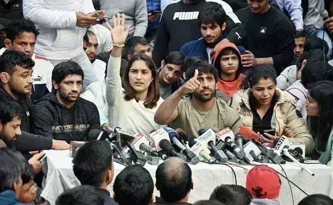 ಕುಸ್ತಿ ಫೆಡರೇಶನ್ ನಡೆಸಲು ಸಮಿತಿ ರಚಿಸುವಂತೆ ಒಲಿಂಪಿಕ್ ಅಸೋಸಿಯೇಷನ್ ಗೆ ಸೂಚಿಸಿದ ಕೇಂದ್ರ ಸರಕಾರ