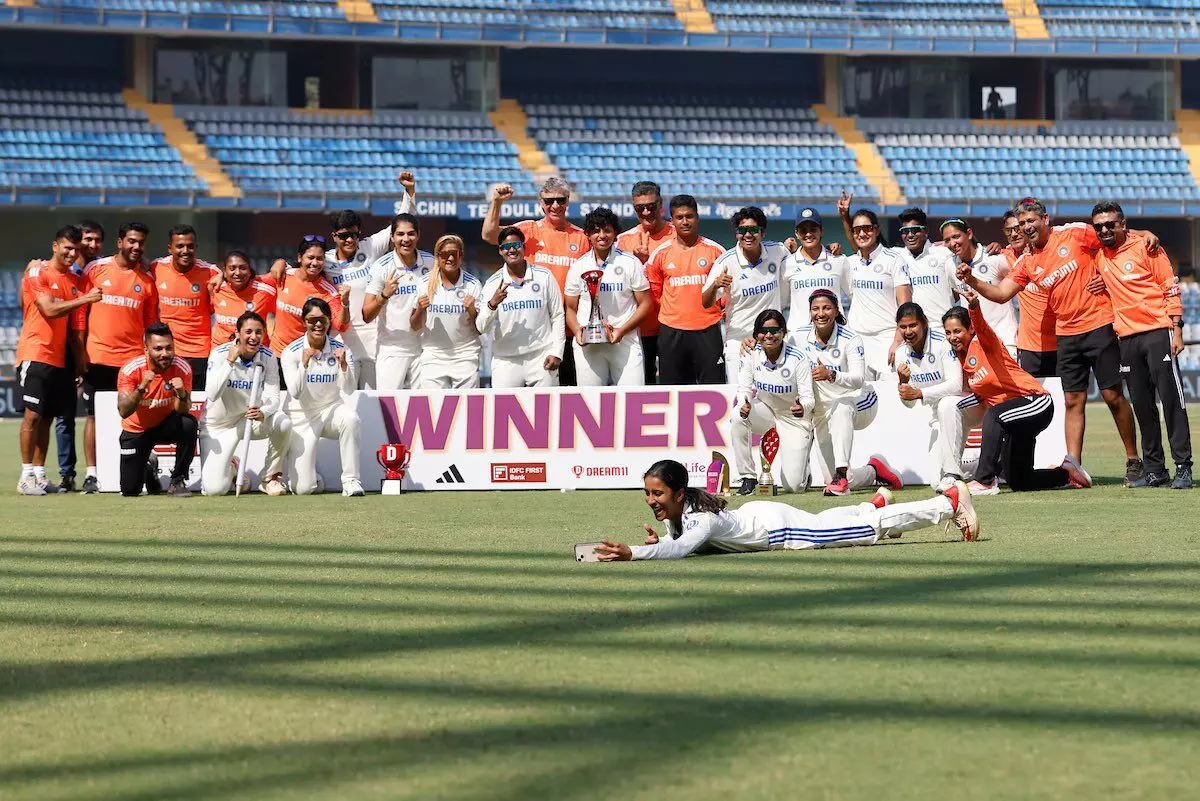ಏಕೈಕ ಟೆಸ್ಟ್: ಆಸ್ಟ್ರೇಲಿಯ ವಿರುದ್ಧ ಐತಿಹಾಸಿಕ ಜಯ ದಾಖಲಿಸಿದ ಭಾರತದ ಮಹಿಳಾ ಕ್ರಿಕೆಟ್ ತಂಡ ಏಕೈಕ ಟೆಸ್ಟ್: ಆಸ್ಟ್ರೇಲಿಯ ವಿರುದ್ಧ ಐತಿಹಾಸಿಕ ಜಯ ದಾಖಲಿಸಿದ ಭಾರತದ ಮಹಿಳಾ ಕ್ರಿಕೆಟ್ ತಂಡ