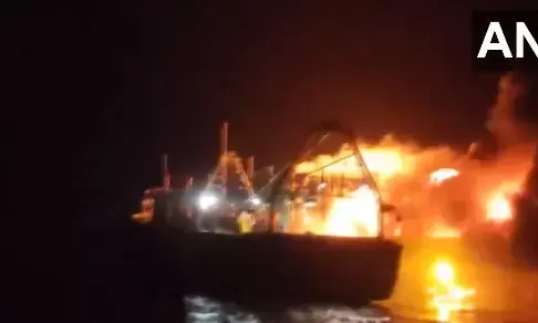 ತಮಿಳುನಾಡು: ಪಾಂಬನ್‌ ನಲ್ಲಿ ಮೀನುಗಾರಿಕಾ ದೋಣಿಯಲ್ಲಿ ಭಾರೀ ಬೆಂಕಿ