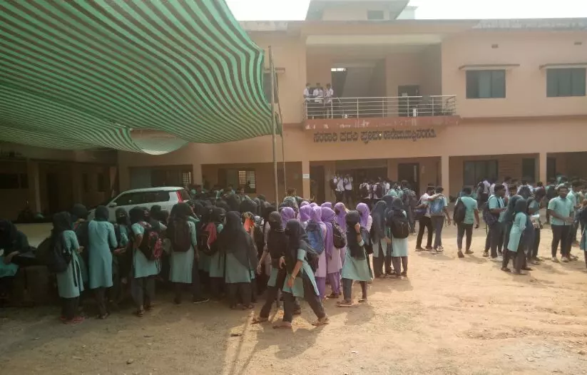 ವಾಪಸ್ ತೆಗೆದುಕೊಳ್ಳಬೇಕಾದುದು ಶಾಲೆಗಳ ಬಹಿಷ್ಕಾರವನ್ನು!