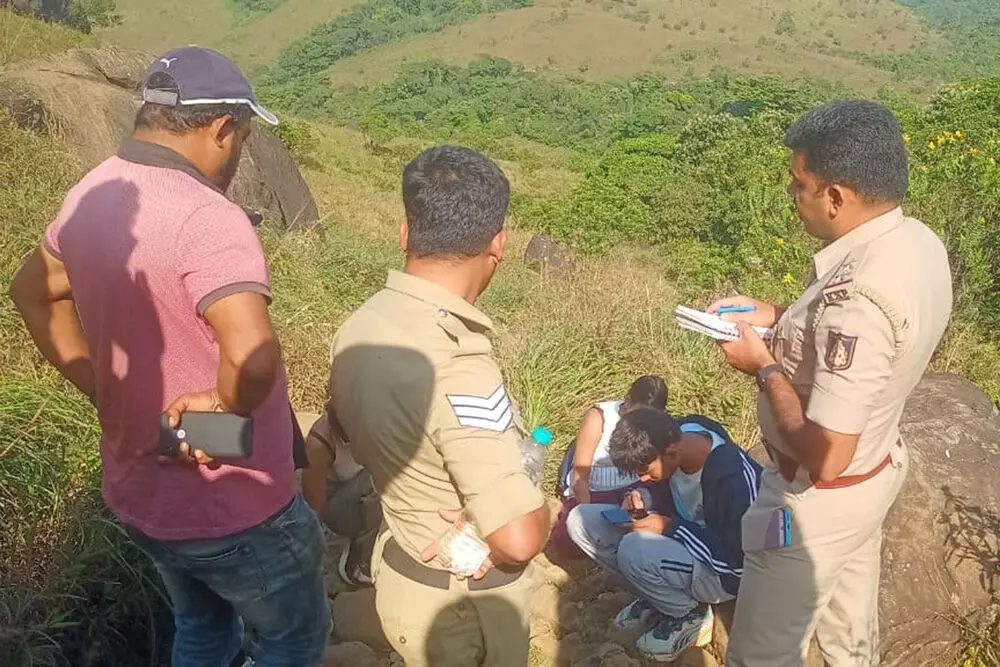 ಮಡಿಕೇರಿ: ಟ್ರಕ್ಕಿಂಗ್ ಗೆ ತೆರಳಿದ್ದ ಯುವಕ ಹೃದಯಘಾತದಿಂದ ಮೃತ್ಯು ಮಡಿಕೇರಿ: ಟ್ರಕ್ಕಿಂಗ್ ಗೆ ತೆರಳಿದ್ದ ಯುವಕ ಹೃದಯಘಾತದಿಂದ ಮೃತ್ಯು