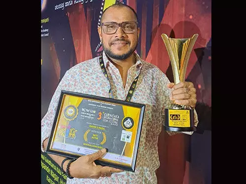 ನವೀನ್ ಡಿ ಪಡೀಲ್ಗೆ ಅತ್ಯುತ್ತಮ ನಟ ಪ್ರಶಸ್ತಿ: ಮೂಗಜ್ಜನ ಕೋಳಿ ಸಿನಿಮಾದಲ್ಲಿ ಮೂಗನ ಪಾತ್ರದಲ್ಲಿ ಪಡೀಲ್ ಅಭಿನಯ ನವೀನ್ ಡಿ ಪಡೀಲ್ಗೆ ಅತ್ಯುತ್ತಮ ನಟ ಪ್ರಶಸ್ತಿ: ಮೂಗಜ್ಜನ ಕೋಳಿ ಸಿನಿಮಾದಲ್ಲಿ ಮೂಗನ ಪಾತ್ರದಲ್ಲಿ ಪಡೀಲ್ ಅಭಿನಯ