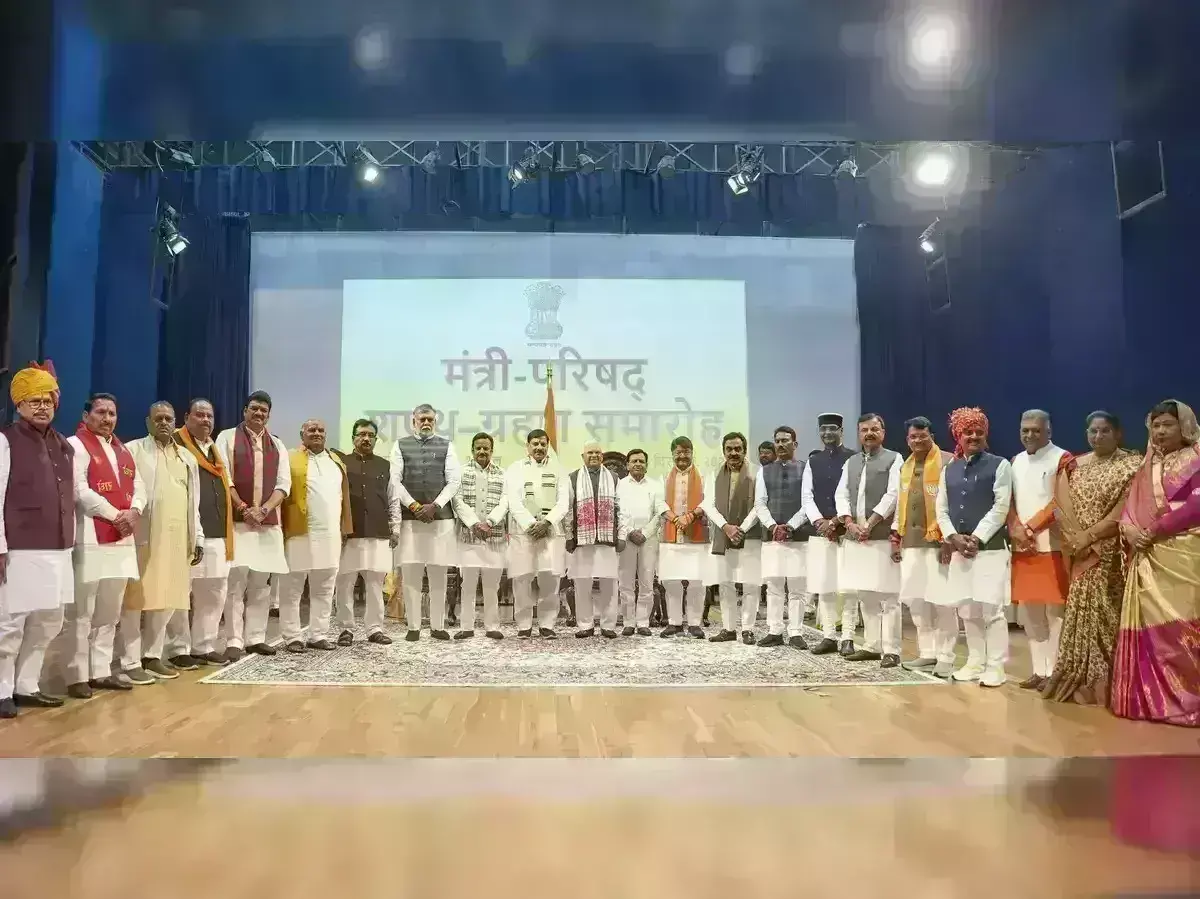 ಮಧ್ಯಪ್ರದೇಶ ಸಂಪುಟ ವಿಸ್ತರಣೆ: ಪ್ರಮಾಣ ವಚನ ಸ್ವೀಕರಿಸಿದ 28 ಶಾಸಕರು ಮಧ್ಯಪ್ರದೇಶ ಸಂಪುಟ ವಿಸ್ತರಣೆ: ಪ್ರಮಾಣ ವಚನ ಸ್ವೀಕರಿಸಿದ 28 ಶಾಸಕರು