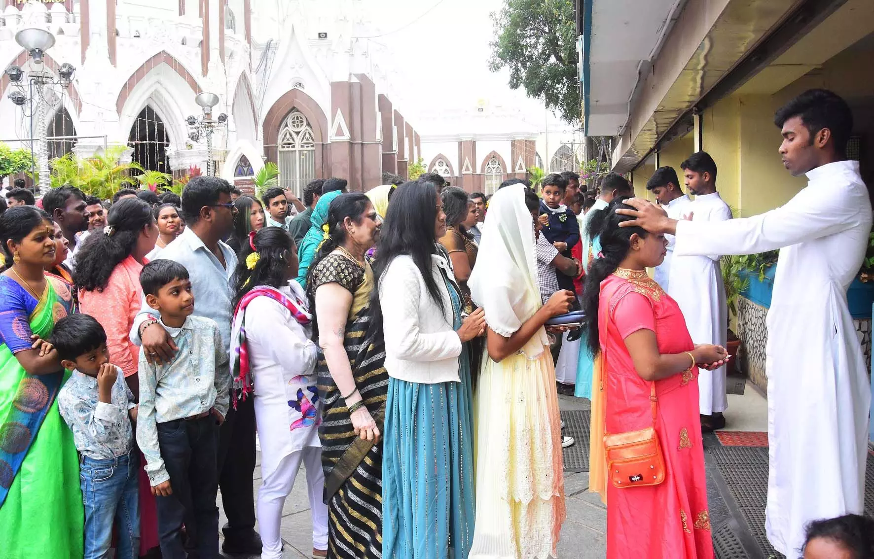 ಬೆಂಗಳೂರು ನಗರದಲ್ಲಿ ಭಕ್ತಿಯಿಂದ ಕ್ರಿಸ್‍ಮಸ್ ಹಬ್ಬ ಆಚರಣೆ