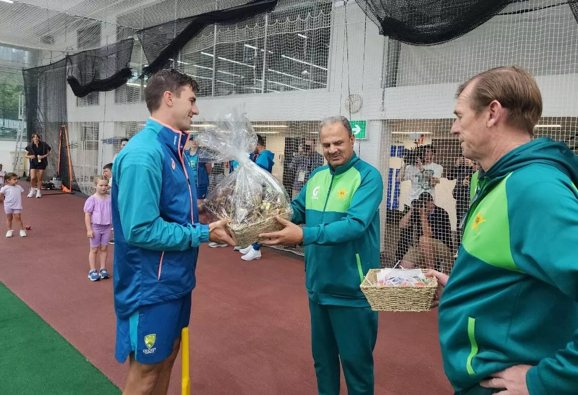 ಆಸ್ಟ್ರೇಲಿಯದ ಆಟಗಾರರಿಗೆ ಕ್ರಿಸ್ಮಸ್ ಉಡುಗೊರೆ ನೀಡಿದ ಪಾಕಿಸ್ತಾನದ ಆಟಗಾರರು ಆಸ್ಟ್ರೇಲಿಯದ ಆಟಗಾರರಿಗೆ ಕ್ರಿಸ್ಮಸ್ ಉಡುಗೊರೆ ನೀಡಿದ ಪಾಕಿಸ್ತಾನದ ಆಟಗಾರರು