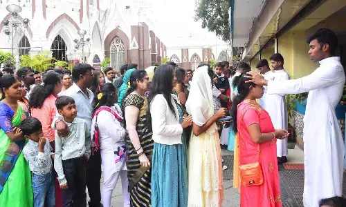 ಬೆಂಗಳೂರು ನಗರದಲ್ಲಿ ಭಕ್ತಿಯಿಂದ ಕ್ರಿಸ್‍ಮಸ್ ಹಬ್ಬ ಆಚರಣೆ