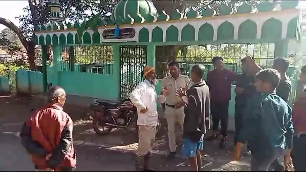 ಚಿಕ್ಕಮಗಳೂರು| ದತ್ತಮಾಲಾಧಾರಿಗಳಿಂದ ದರ್ಗಾಕ್ಕೆ ಹಾನಿ: ಆರೋಪ ಚಿಕ್ಕಮಗಳೂರು| ದತ್ತಮಾಲಾಧಾರಿಗಳಿಂದ ದರ್ಗಾಕ್ಕೆ ಹಾನಿ: ಆರೋಪ